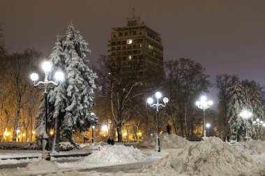 Kiev, Ukrayna - 15 Aralık 2018: Kiev, Ukrayna karla kaplı Mariinsky Park otel Kiev görünümü
