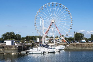Honfleur, Fransa - 20 Ağustos 2018: Honfleur harbor, dönme dolap. Normandy, Fransa.