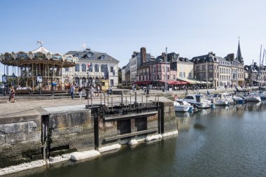 Honfleur, Fransa - 20 Ağustos 2018: Belediye Binası ve carousel Vieux Bassin veya Ortaçağ şehir Honfleur, eski liman. Normandy, Fransa.