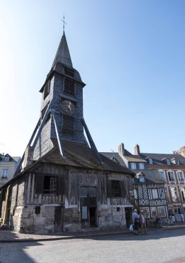 Honfleur, Fransa - 20 Ağustos 2018: Honfleur Sainte Catherine Kilisesi'nin çan kulesi. Normandy, Fransa.