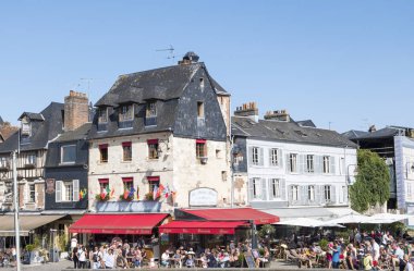 Honfleur, Normandy, Fransa - 20 Ağustos 2018: restoranın terasında oturan insanlar. Calvados bölümü Kuzeybatı Fransa'da Honfleur bağlantı noktası