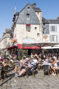 Honfleur, Normandy, Fransa - 20 Ağustos 2018: restoranın terasında oturan insanlar. Calvados bölümü Kuzeybatı Fransa'da Honfleur bağlantı noktası