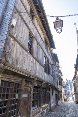 Honfleur, Fransa - 20 Ağustos 2018: Geçit Honfleur şehir merkezinde Ortaçağ evleri ile. Normandy, Fransa