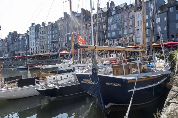 Honfleur Francia Agosto 2018 Casas Barcos Tradicionales Antiguo Puerto Honfleur — Foto de Stock