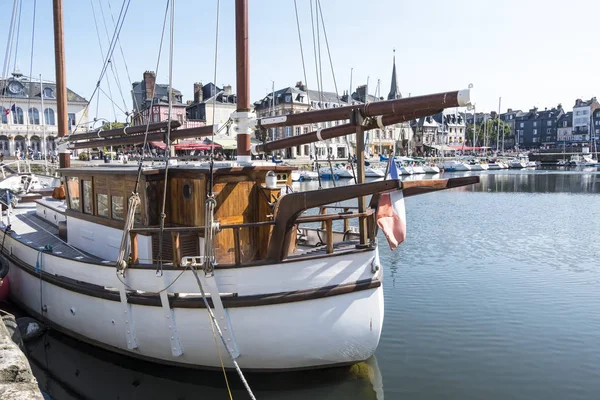 Honfleur Francia Agosto 2018 Yate Vieux Bassin Puerto Viejo Ciudad — Foto de Stock