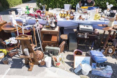 Quiberville, Fransa - 19 Ağustos 2018: bit pazarı Normandy için. çeşitli ev eşyaları, bit pazarı Quiberville, Fransa