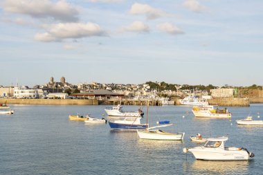 Granville, Normandy, Fransa - 25 Ağustos 2018: Liman Granville, ile Saint-Paul Kilisesi içinde geçmiş, Normandy, Fransa.
