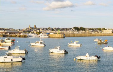 Granville, Normandy, Fransa - 25 Ağustos 2018: Liman Granville, ile Saint-Paul Kilisesi içinde geçmiş, Normandy, Fransa.