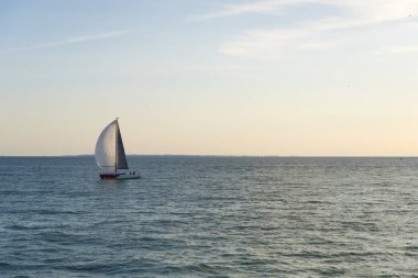 Granville, Normandy, Fransa - 25 Ağustos 2018: Yelkenli tekne batımında açık denizde. Granville. Normandy, Fransa.