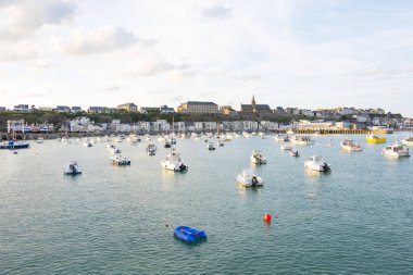 Granville, Normandy, Fransa - 25 Ağustos 2018: Granville liman. Eski şehrin liman manzarası. Granville, Normandy, Fransa