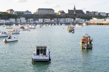 Granville, Normandy, Fransa - 25 Ağustos 2018: Notre-Dame Kilisesi içinde geçmiş, Normandy, Fransa ile Granville, liman.