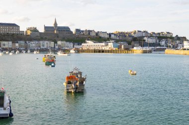 Granville, Normandy, Fransa - 25 Ağustos 2018: Notre-Dame Kilisesi içinde geçmiş, Normandy, Fransa ile Granville, liman.