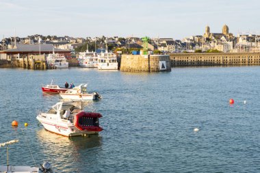 Granville, Normandy, Fransa - 25 Ağustos 2018: Granville liman. Eski şehrin liman manzarası. Granville, Normandy, Fransa