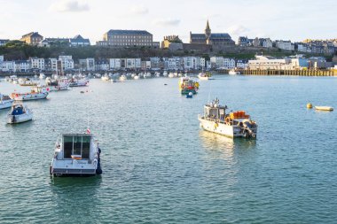 Granville, Normandy, Fransa - 25 Ağustos 2018: Granville, liman ile Notre-Dame Kilisesi içinde belgili tanımlık geçmiş. Normandy, Fransa.