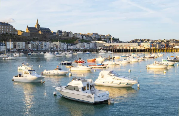 Granville, Normandy, Fransa - 25 Ağustos 2018: Granville, liman ile Notre-Dame Kilisesi içinde belgili tanımlık geçmiş. Normandy, Fransa.