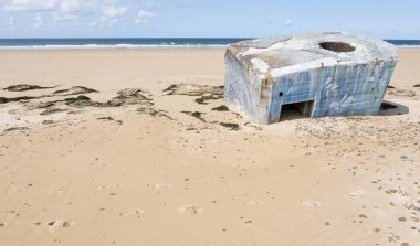 Biville, Normandy, Fransa - 25 Ağustos 2018: Biville Normady, Fransa yakınındaki plajda kalan Alman İkinci Dünya Savaşı sığınak