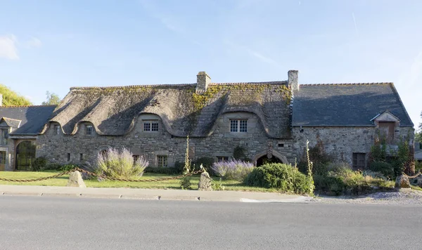 Normandy, Fransa - 17 Ağustos 2018: Eski güzel geleneksel taş ev Brittany Mont Saint Michel çok uzak olmayan thatched çatı ile. Brittany Normandy Fransa