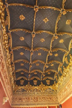 Segovia, İspanya - 26 Nisan 2008: Bu kemer Oda tavanda bir uzun altın dantel çevrili. Alcazar de Segovia, Castilla y Leon, İspanya