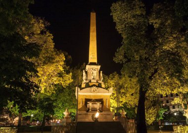 Madrid, İspanya - 02 Mayıs 2008: Fallen İspanya veya Monumento için anıt bir los Caidos por İspanya'ya ya da Obelisco Madrid Plaza de la Lealtad yer. İspanya