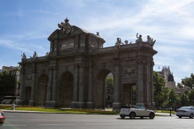 Madrid, İspanya - 02 Mayıs 2008: Puerta de Alcala. Merkezi Madrid, İspanya Bağımsızlık Meydanı kapıda