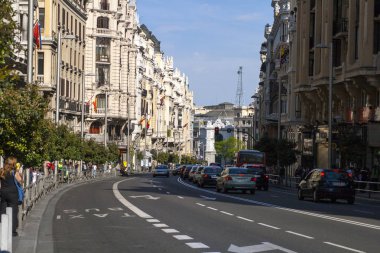Madrid, İspanya - 02 Mayıs 2008: Gran Via Madrid sokakta. Merkezi Madrid ana caddesi dükkan ve tiyatrolar ile bu.