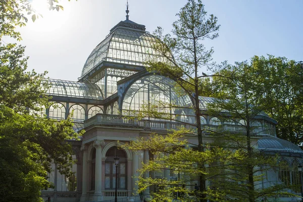 Madrid, Spanje - 25 April 2008: Beroemde Crystal Palace of Palacio De Cristal in Buen Retiro Park in de buurt van de vijver. Madrid, Spanje — Stockfoto