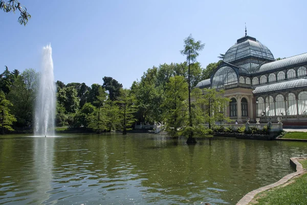 Famoso Palacio de Cristal o Palacio De Cristal en el Parque del Buen Retiro cerca del estanque. Madrid, España — Foto de Stock