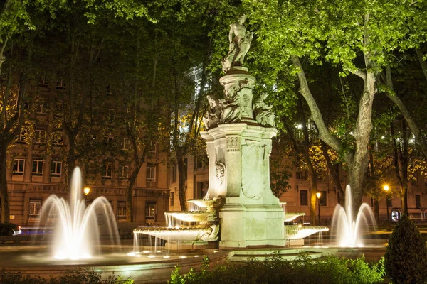 Madrid, España - 02 de mayo de 2008: Fuente de Apolo o Fuente de Apolo en el Callejón del Prado o Paseo del Prado en Madrid, España . — Foto de Stock