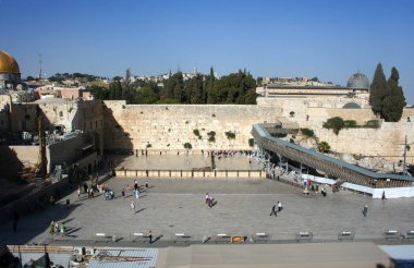 Jerusalem, İsrail - 12 Haziran 2013: ağlama duvarı Kudüs'ün eski şehri. Hacılar ve Ey iman edenler ağlama duvarı vardır. İsrail.
