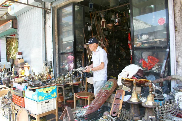 Tel Aviv, Israel - 7 de junio de 2013: El vendedor en la tienda en el mercado de pulgas en Old Yaffo, Tel Aviv, Israel . — Foto de Stock