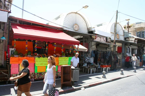 Tel Aviv, Israel - 7 de junio de 2013: La gente de compras en Yafo, Tel Aviv, Israel — Foto de Stock