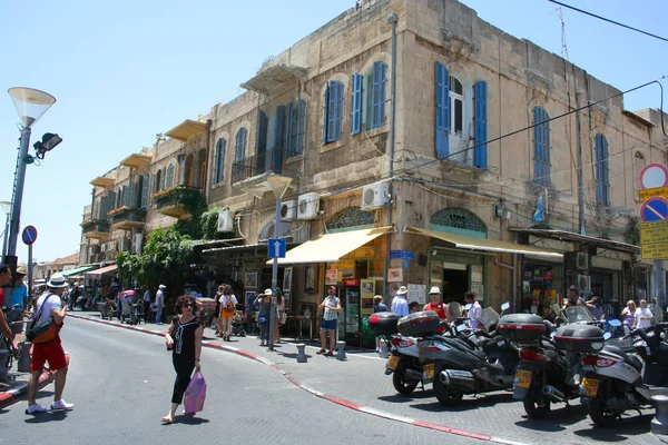Tel Aviv, Izrael - 7. června 2013: Lidé nakupovat ve starých Yafo, Tel Aviv, Izrael — Stock fotografie