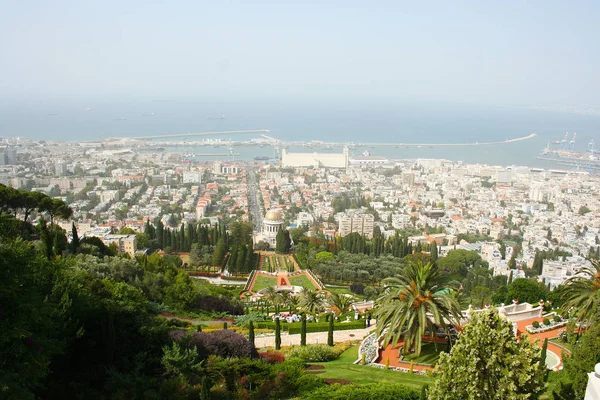 Vista de la ciudad desde la cima de los jardines Bahai en Haifa en Israel — Foto de Stock