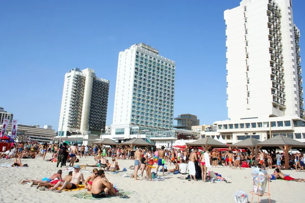 Tel Aviv, Israel - 7 de junio de 2013: Playa de Tel Aviv con hermosos hoteles y muchos turistas. Israel . —  Fotos de Stock