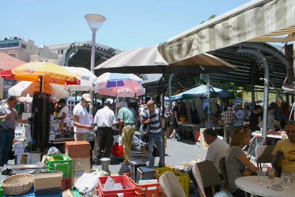 Tel Aviv, Israel - 7 de junio de 2013: Gente local comiendo en el barrio del mercadillo de Jaffa, Tel Aviv, Israel — Foto de Stock