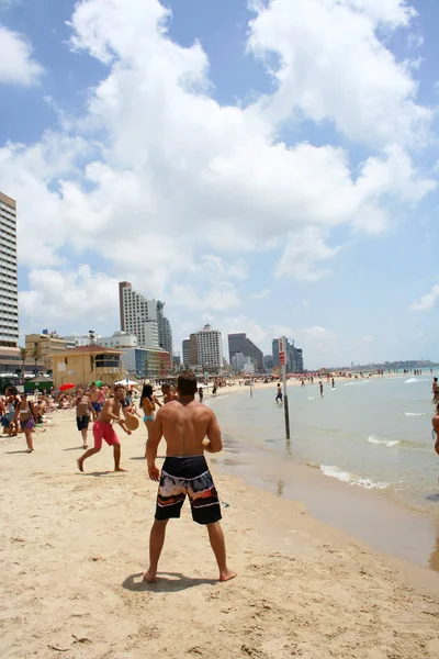 Tel Aviv, Israël - juni 7, 2013: Mannen tennissen op het strand van Tel Aviv, Israe — Stockfoto