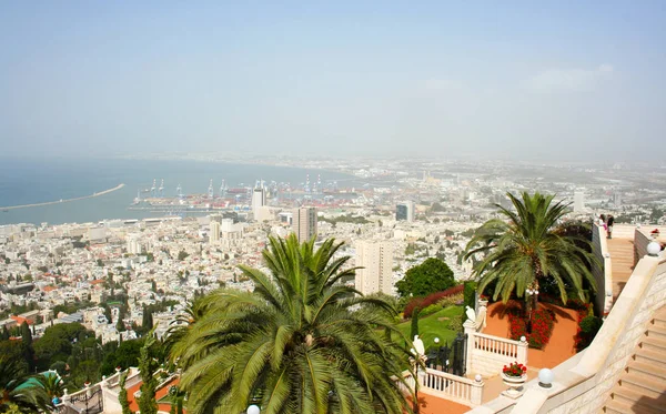 Uitzicht op de stad vanaf de top van de Bahai tuinen in Haifa in Israël — Stockfoto