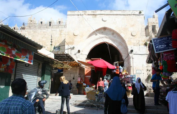 Jeruzalém Izrael Června 2013 Turisté Obyvatelé Města Starý Trh Jeruzalém — Stock fotografie