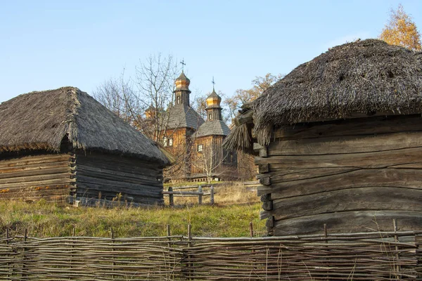 藁葺き屋根とウクライナの国立博物館で教会と農民の古い家は Pirogovo を開きます キエフ ウクライナ — ストック写真