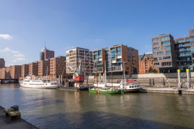 Hamburg, Almanya - 04 Eylül 2018: Hamburg şehir kanal ve modern binalar, Hafencity, Hamburg, Almanya