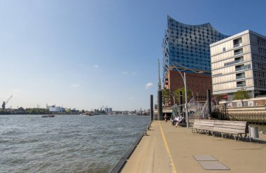 Hamburg Limanı ortak feribot ve Elbphilharmonie modern Hafencity, Hamburg, Almanya