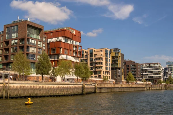 Casas de apartamentos modernos en el paseo marítimo, Hafencity, Hamburgo, Alemania — Foto de Stock