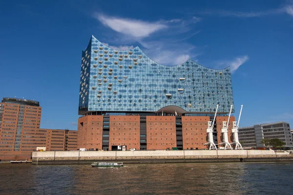 Elbphilharmonie, konserthuset i Hamburgs hamn på floden Elbe. Hamburg, Tyskland — Stockfoto