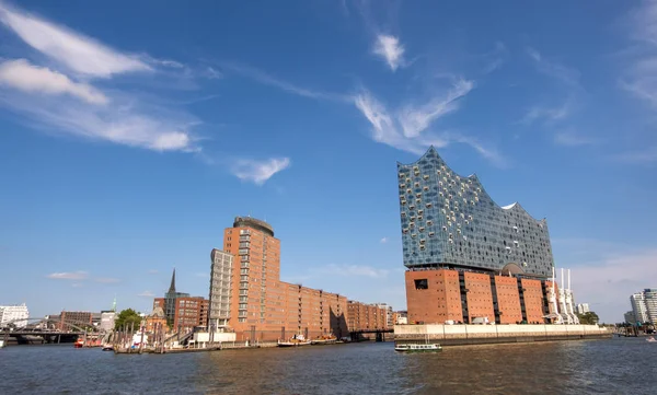 Nézd,: Hamburg kikötő és a Hafencity az Elba folyó déli partján. Hamburg, Németország — Stock Fotó