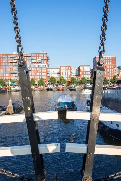 Chain Bridge en el fondo de Westerdok Amsterdam Países Bajos Ciudad moderna holandesa — Foto de Stock