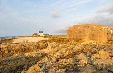 Normady Cap de la Hague üzerinde peyzaj. Alman İkinci Dünya savaş sığınağı. Manche, Cotentin, Fransa