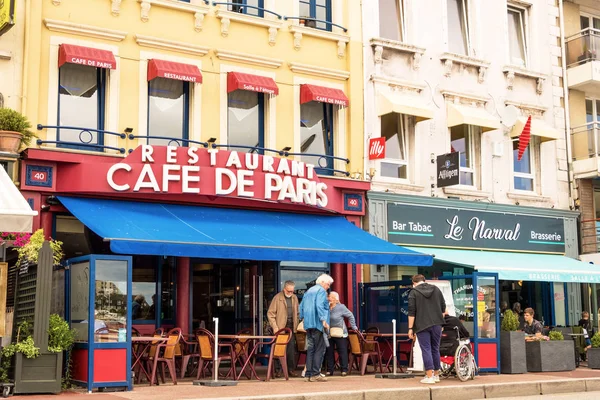 Café de París los visitantes del restaurante charlando en la calle en el — Foto de Stock