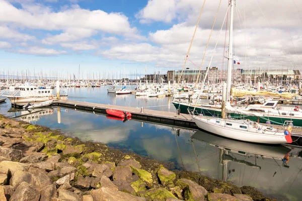 El puerto deportivo del puerto de Chantereyne en Cherbourg. Cherburgo-Octev —  Fotos de Stock