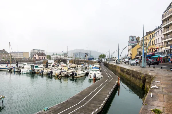 Embankment en la ciudad portuaria de Cherbourg durante la lluvia. Normandía, Francia — Foto de Stock