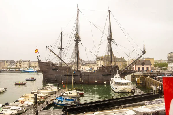 La réplica del galeón español a El Galeon Andalucia del siglo XVI en el puerto de Cherburgo, Francia — Foto de Stock